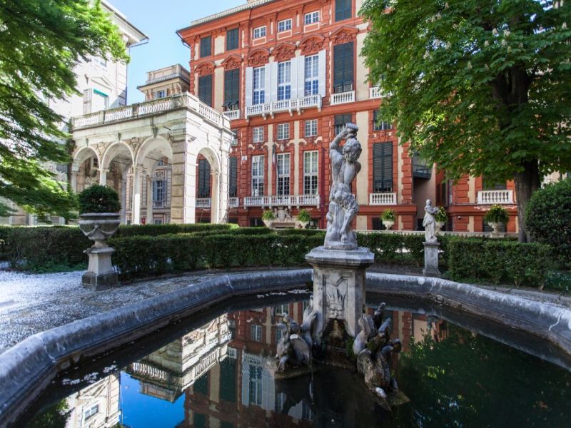 giardino palazzo bianco con vista sul rosso
