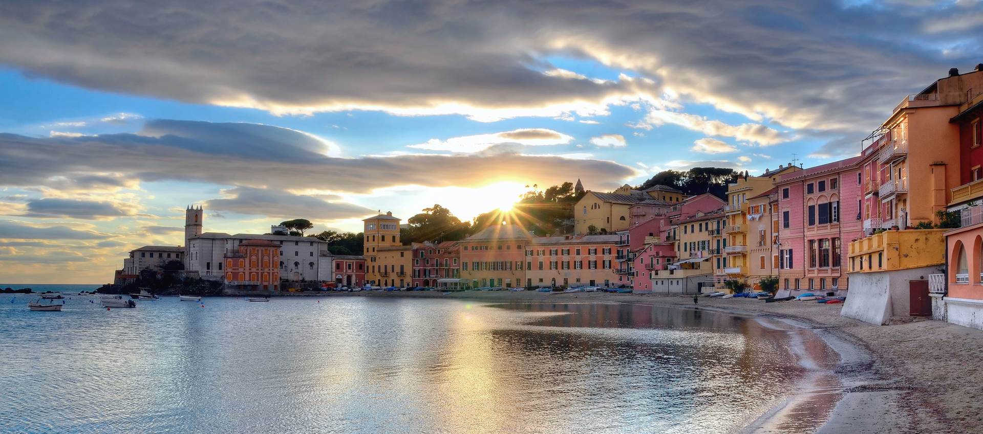 sestri levante baia del silenzio con sole dietro nuvole